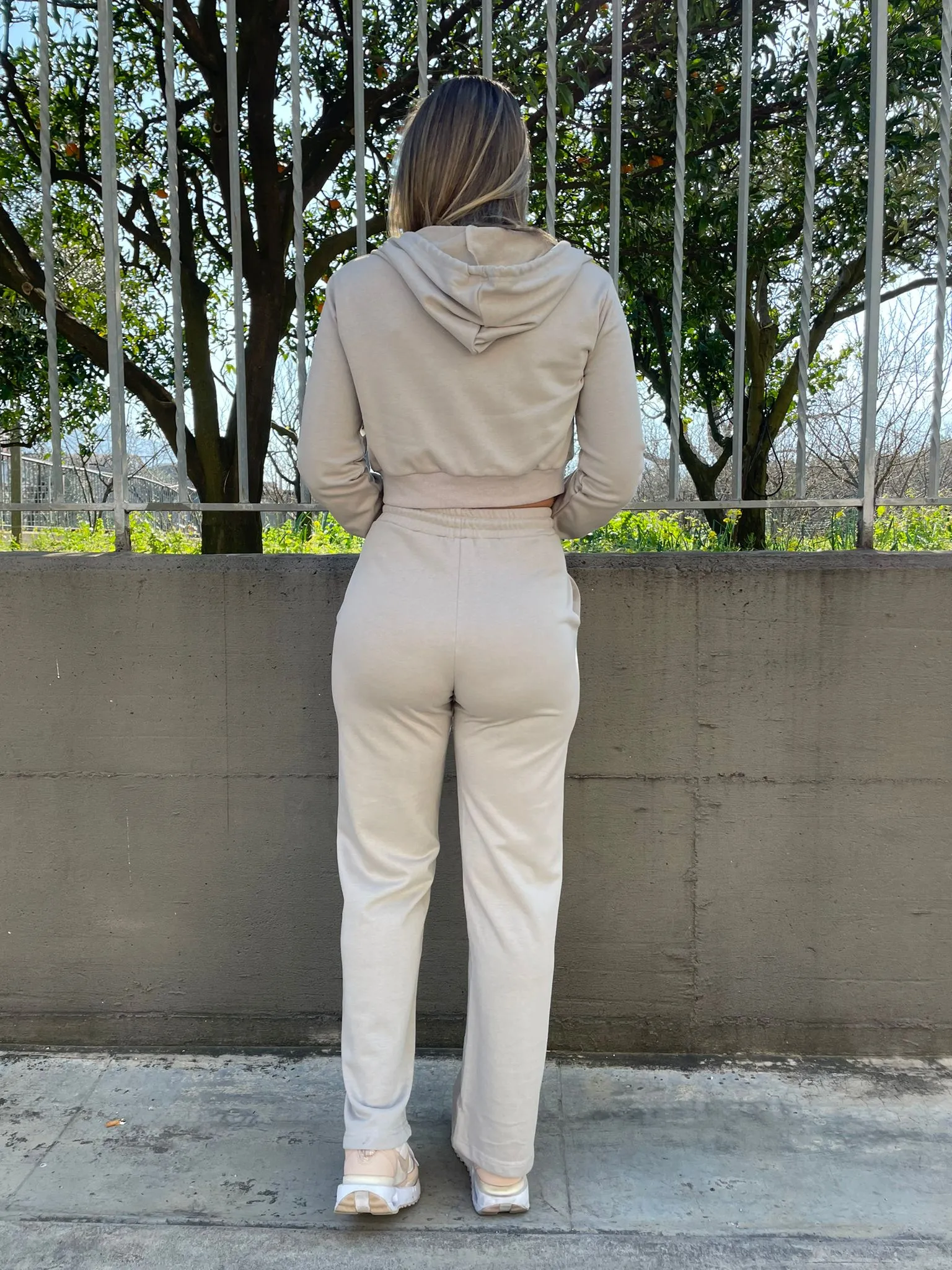 Coordinato tuta 2 pezzi con pantalone palazzo e felpa crop